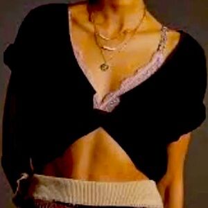 THE DAILY PRACTICE BLACK TWIST TOP MODEL LAYLA! DRESS UP CASUAL OR WORKOUT TOP!📦